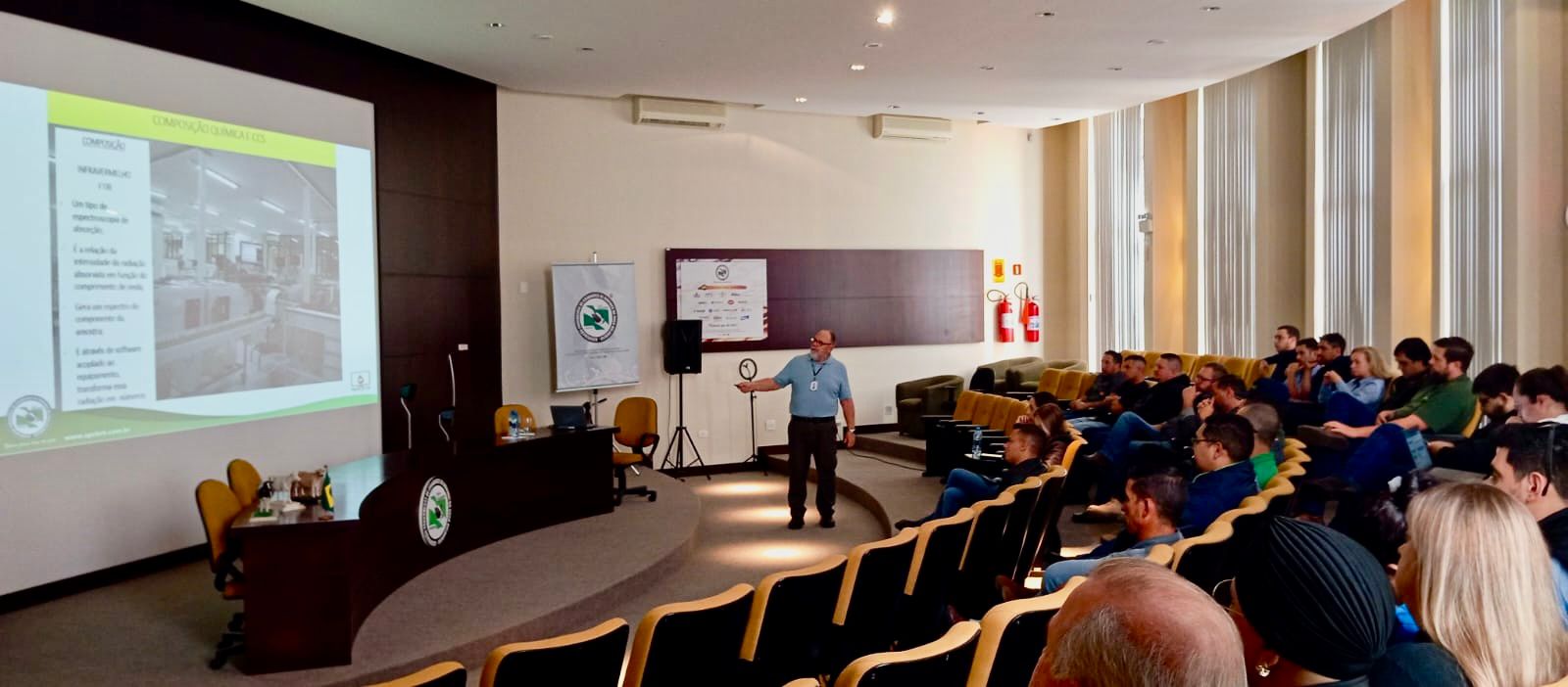 Treinamento sobre Procedimentos de Coleta de amostras e Laboratório Centralizado de Análise de Leite – PARLEITE, realizado na sede da APCBRH